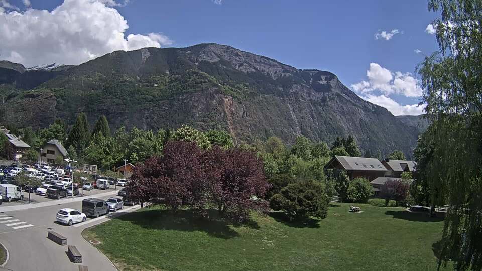 Webcam au niveau de la mairie du village du Bourg d'Oisans, aux pieds de l'Alpe d'Huez et aux portes du parc des Écrins