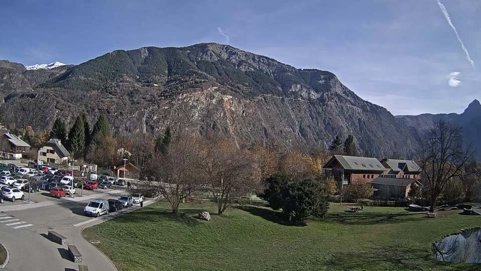 Webcam au niveau de la mairie du village du Bourg d'Oisans, aux pieds de l'Alpe d'Huez et aux portes du parc des Écrins