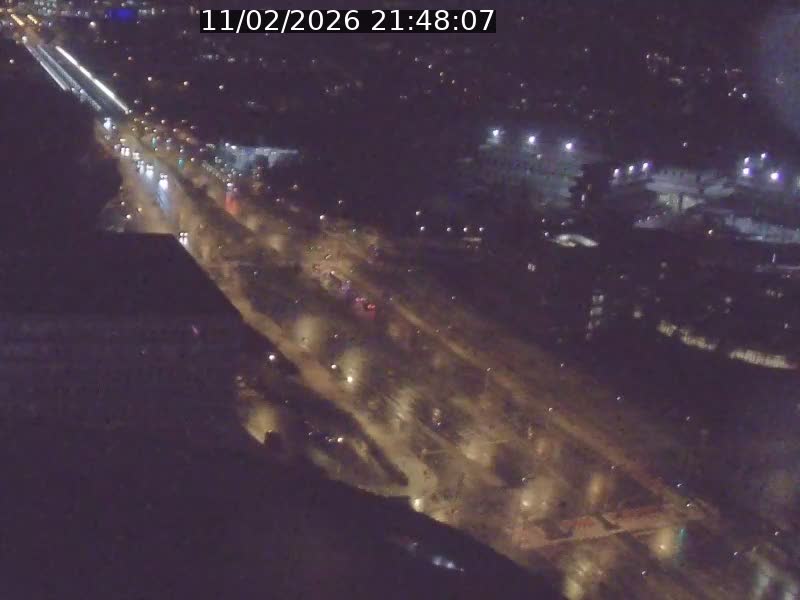 Webcam sur l'avenue John Fitzgerald Kennedy (N51) avec vue sur le Pont rouge (Pont Grande Duchesse Charlotte), l'arrêt Pfaffenthal et l'entrée du quartier Kirchberg