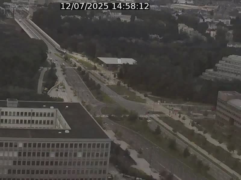Webcam sur l'avenue John Fitzgerald Kennedy (N51) avec vue sur le Pont rouge (Pont Grande Duchesse Charlotte), l'arrêt Pfaffenthal et l'entrée du quartier Kirchberg