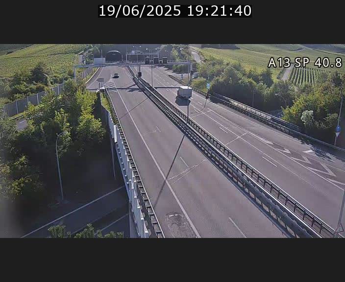 Webcam avec vue sur l'entrée côté allemand du tunnel Markusbierg à Schengen. Vue orientée vers le tunnel et Bettembourg