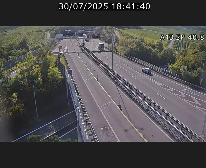 Webcam avec vue sur l'entrée côté allemand du tunnel Markusbierg à Schengen. Vue orientée vers le tunnel et Bettembourg