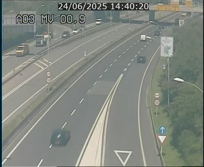 Traffic live webcam Luxembourg Croix de Gasperich - A3 - BK 0.4 - direction Luxembourg