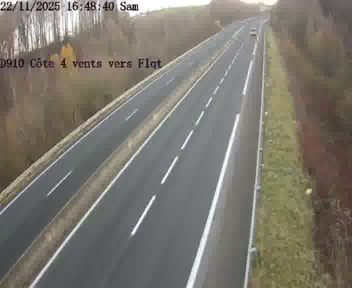 Webcam sur la D910 située dans la Côte des 4 vents. Vue orientée vers le haut de la côte, vers Faulquemont