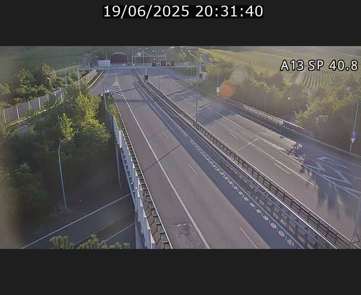 Webcam avec vue sur l'entrée côté allemand du tunnel Markusbierg à Schengen. Vue orientée vers le tunnel et Bettembourg