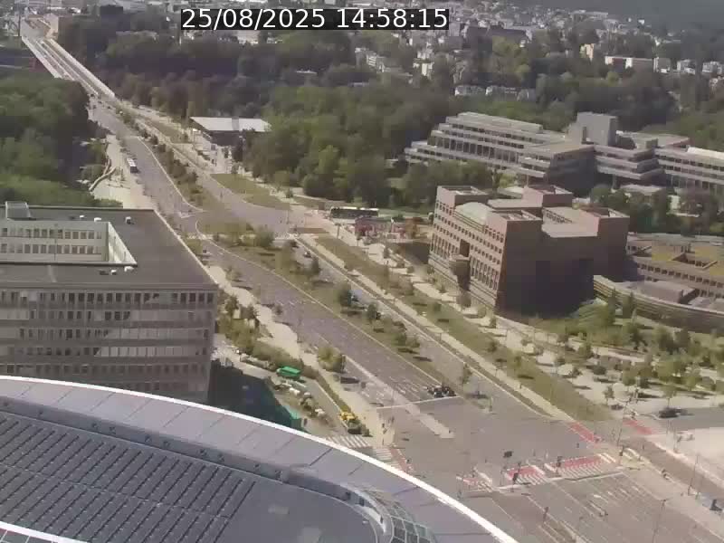 Webcam sur l'avenue John Fitzgerald Kennedy (N51) avec vue sur le Pont rouge (Pont Grande Duchesse Charlotte), l'arrêt Pfaffenthal et l'entrée du quartier Kirchberg