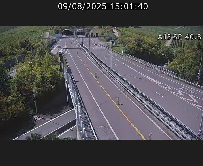 Webcam avec vue sur l'entrée côté allemand du tunnel Markusbierg à Schengen. Vue orientée vers le tunnel et Bettembourg