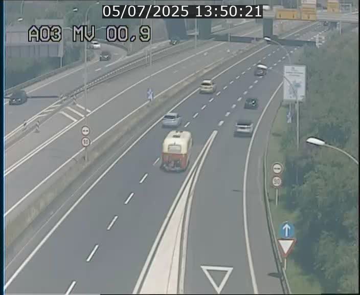 Traffic live webcam Luxembourg Croix de Gasperich - A3 - BK 0.4 - direction Luxembourg