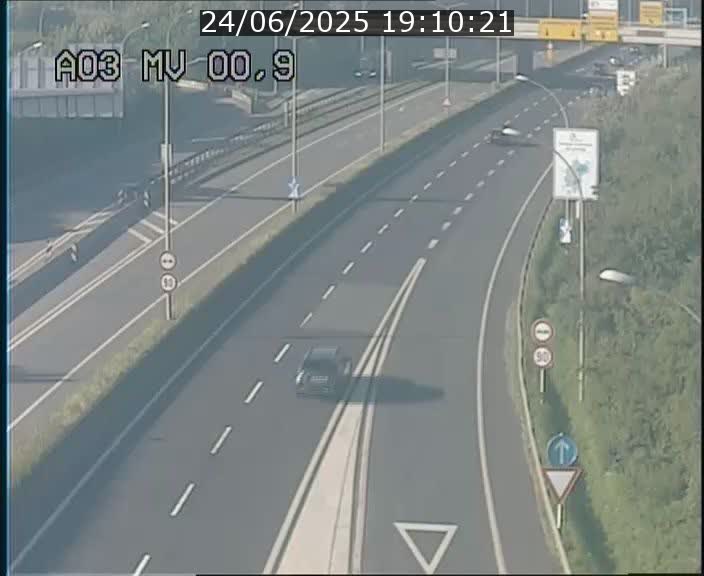 Traffic live webcam Luxembourg Croix de Gasperich - A3 - BK 0.4 - direction Luxembourg