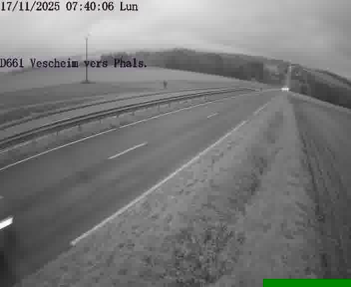 Caméra routière située sur D661 (France) à Vescheim, orientée vers Phalsbourg, surveillant en continu la circulation locale et régionale.