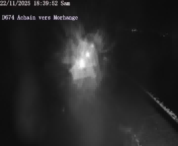 Caméra de trafic sur D674 (France) à Achain, orientée vers Morhange, permettant d’évaluer fluidité, incidents et densité automobile.