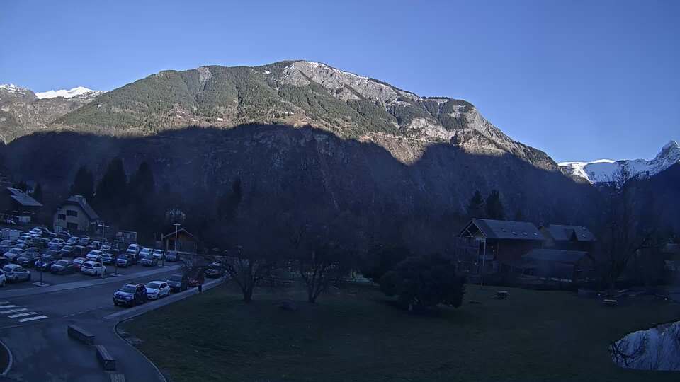 Webcam au niveau de la mairie du village du Bourg d'Oisans, aux pieds de l'Alpe d'Huez et aux portes du parc des Écrins