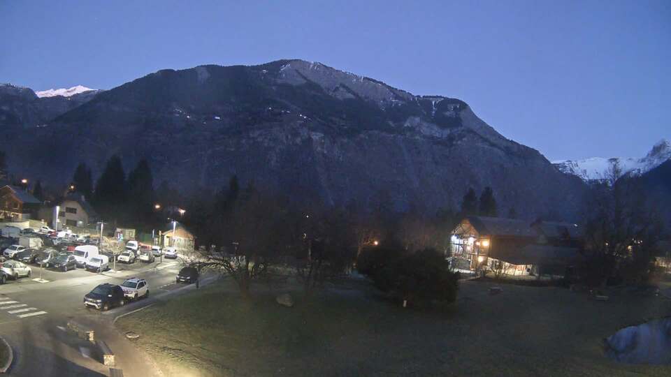 Webcam au niveau de la mairie du village du Bourg d'Oisans, aux pieds de l'Alpe d'Huez et aux portes du parc des Écrins