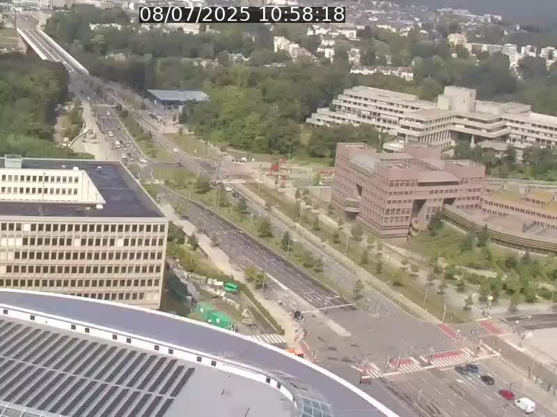 Webcam sur l'avenue John Fitzgerald Kennedy (N51) avec vue sur le Pont rouge (Pont Grande Duchesse Charlotte), l'arrêt Pfaffenthal et l'entrée du quartier Kirchberg