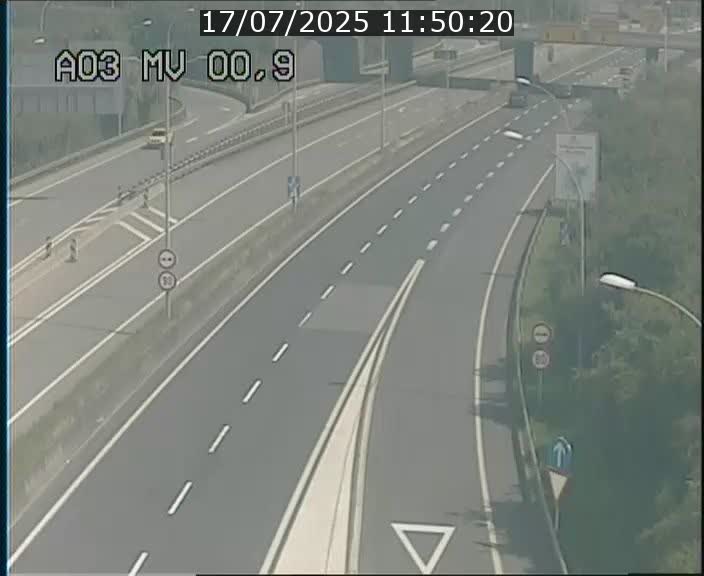 Traffic live webcam Luxembourg Croix de Gasperich - A3 - BK 0.4 - direction Luxembourg