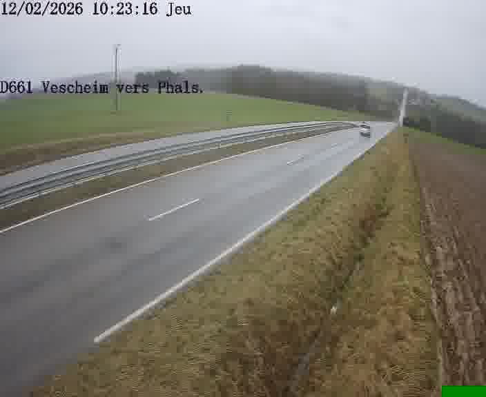 Caméra routière située sur D661 (France) à Vescheim, orientée vers Phalsbourg, surveillant en continu la circulation locale et régionale.