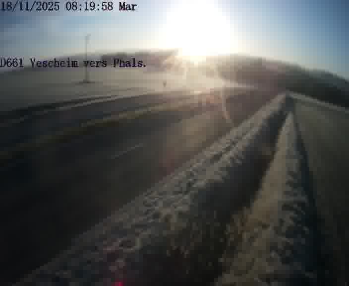 Caméra routière située sur D661 (France) à Vescheim, orientée vers Phalsbourg, surveillant en continu la circulation locale et régionale.