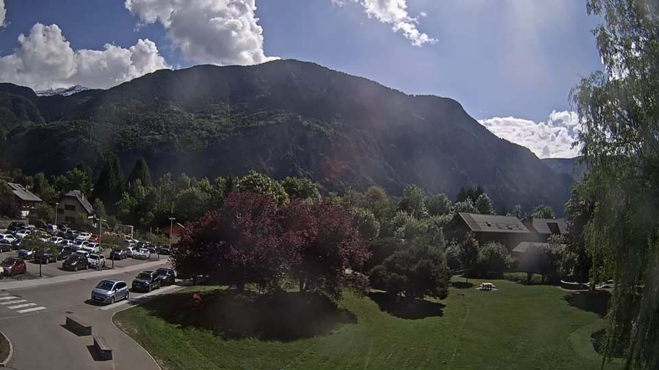Webcam au niveau de la mairie du village du Bourg d'Oisans, aux pieds de l'Alpe d'Huez et aux portes du parc des Écrins