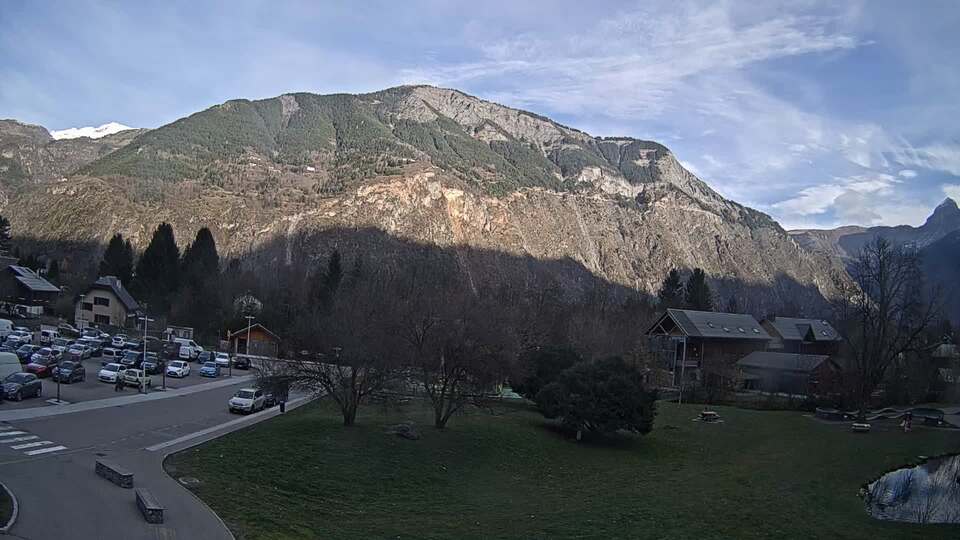 Webcam au niveau de la mairie du village du Bourg d'Oisans, aux pieds de l'Alpe d'Huez et aux portes du parc des Écrins