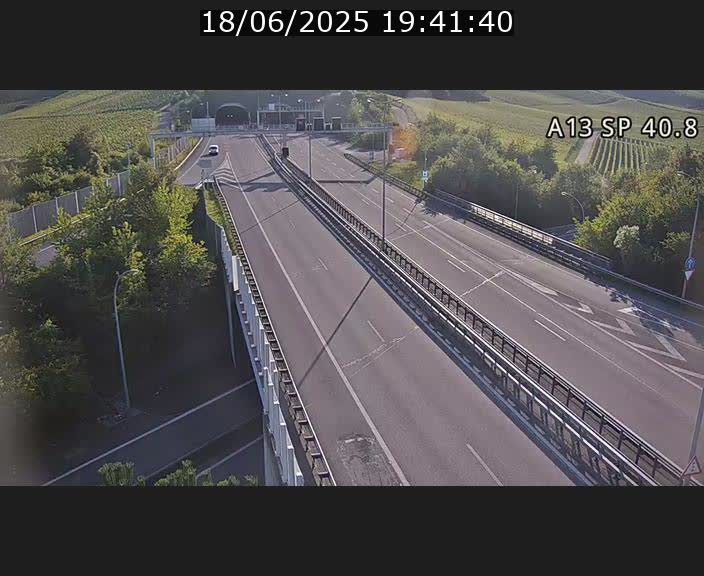 Webcam avec vue sur l'entrée côté allemand du tunnel Markusbierg à Schengen. Vue orientée vers le tunnel et Bettembourg