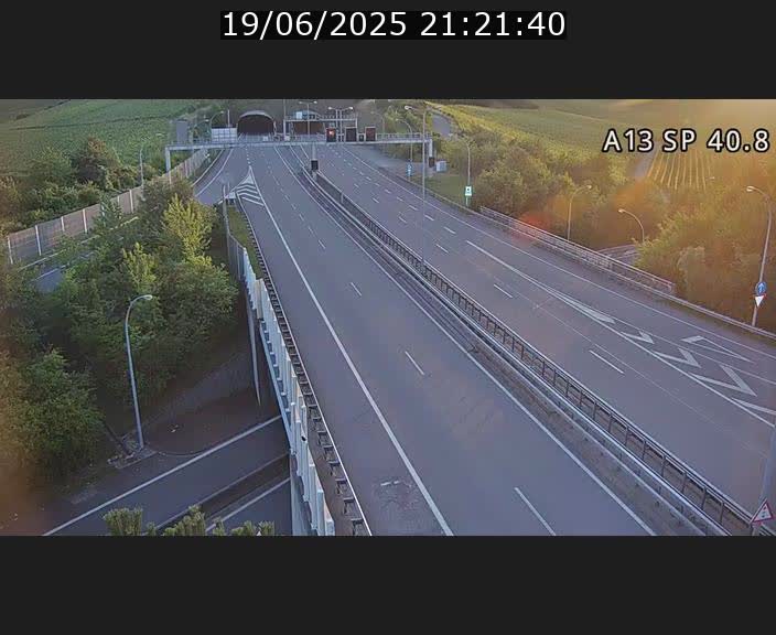 Webcam avec vue sur l'entrée côté allemand du tunnel Markusbierg à Schengen. Vue orientée vers le tunnel et Bettembourg