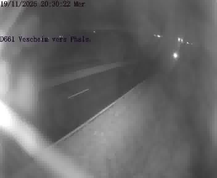 Caméra routière située sur D661 (France) à Vescheim, orientée vers Phalsbourg, surveillant en continu la circulation locale et régionale.