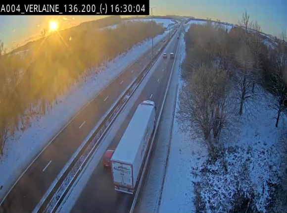Webcam sur l'E411 à hauteur du pont surplombant la N40, à proximité de la sortie 26 Verlaine - Libramont-Chevigny. Vue orientée vers Namur