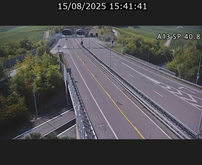 Webcam avec vue sur l'entrée côté allemand du tunnel Markusbierg à Schengen. Vue orientée vers le tunnel et Bettembourg