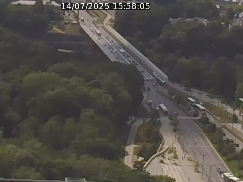 Webcam sur l'avenue John Fitzgerald Kennedy (N51) avec vue sur le Pont rouge (Pont Grande Duchesse Charlotte), l'arrêt Pfaffenthal et l'entrée du quartier Kirchberg