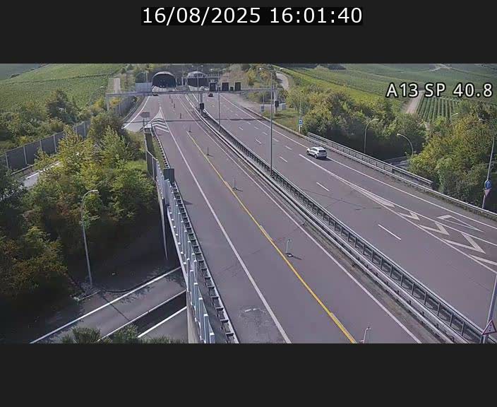 Webcam avec vue sur l'entrée côté allemand du tunnel Markusbierg à Schengen. Vue orientée vers le tunnel et Bettembourg