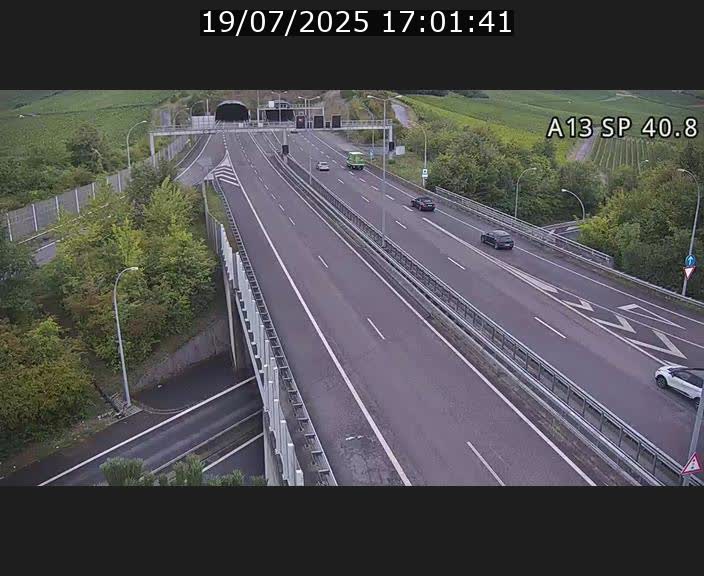 Webcam avec vue sur l'entrée côté allemand du tunnel Markusbierg à Schengen. Vue orientée vers le tunnel et Bettembourg