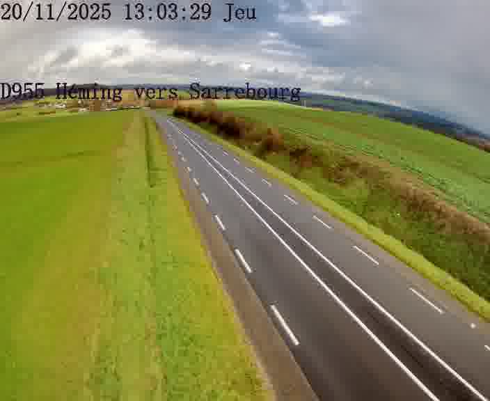 Caméra routière située sur D955 (France) à Heming, orientée vers Sarrebourg, surveillant en continu la circulation locale et régionale.
