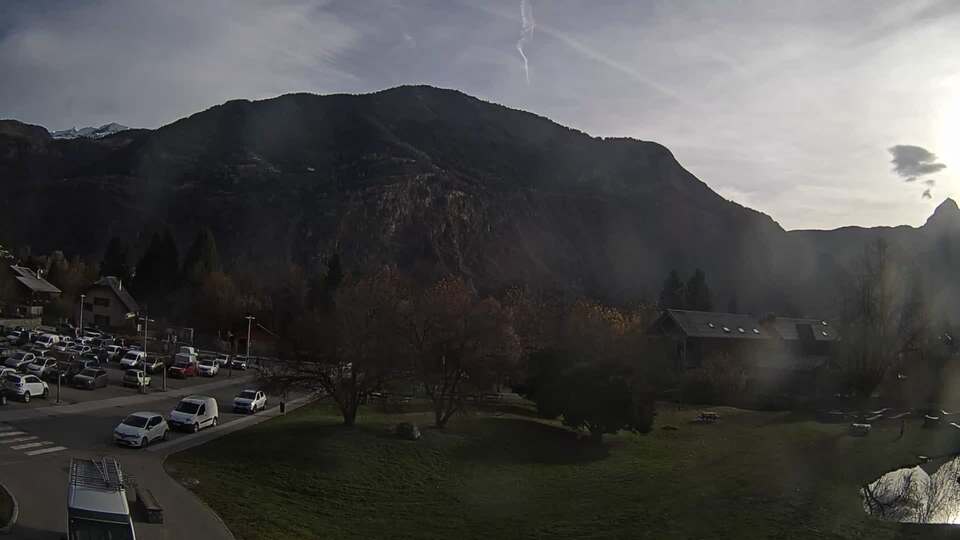 Webcam au niveau de la mairie du village du Bourg d'Oisans, aux pieds de l'Alpe d'Huez et aux portes du parc des Écrins