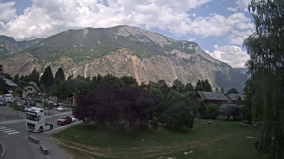Webcam au niveau de la mairie du village du Bourg d'Oisans, aux pieds de l'Alpe d'Huez et aux portes du parc des Écrins
