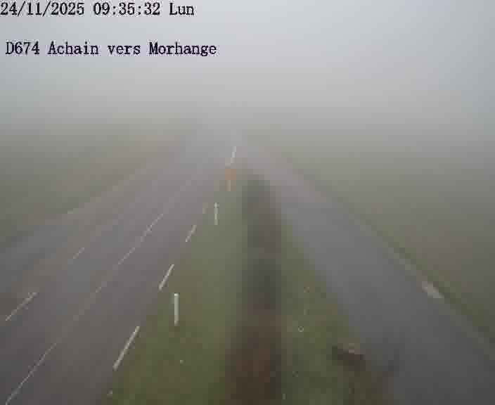 Caméra de trafic sur D674 (France) à Achain, orientée vers Morhange, permettant d’évaluer fluidité, incidents et densité automobile.