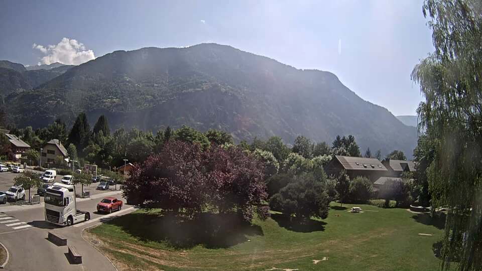 Webcam au niveau de la mairie du village du Bourg d'Oisans, aux pieds de l'Alpe d'Huez et aux portes du parc des Écrins