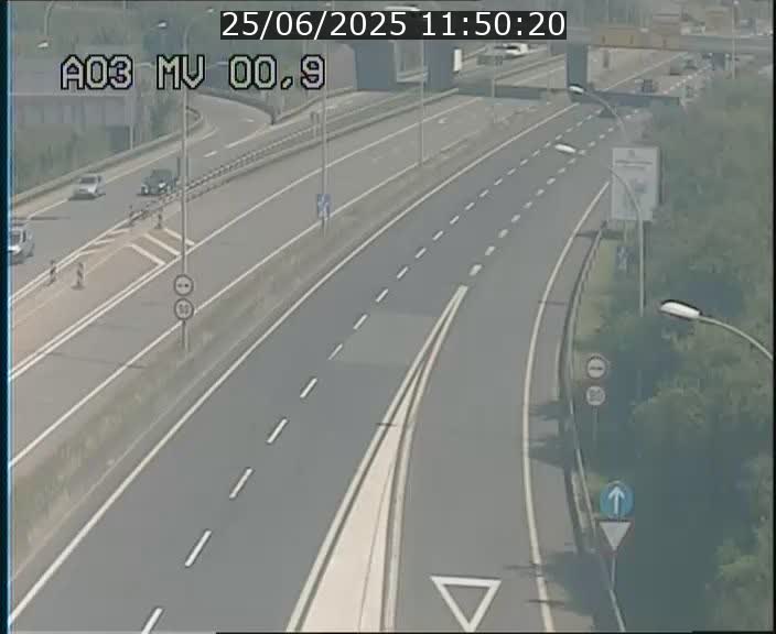 Traffic live webcam Luxembourg Croix de Gasperich - A3 - BK 0.4 - direction Luxembourg