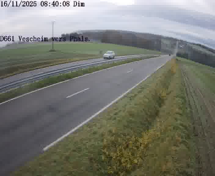 Caméra routière située sur D661 (France) à Vescheim, orientée vers Phalsbourg, surveillant en continu la circulation locale et régionale.