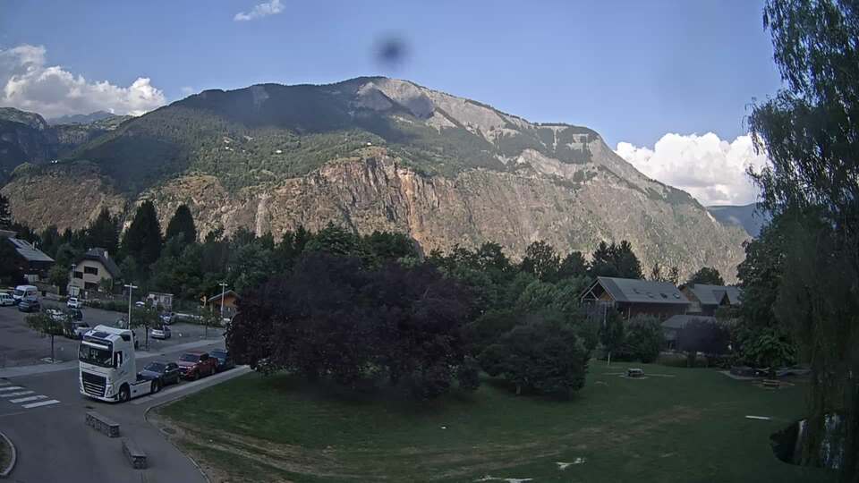 Webcam au niveau de la mairie du village du Bourg d'Oisans, aux pieds de l'Alpe d'Huez et aux portes du parc des Écrins