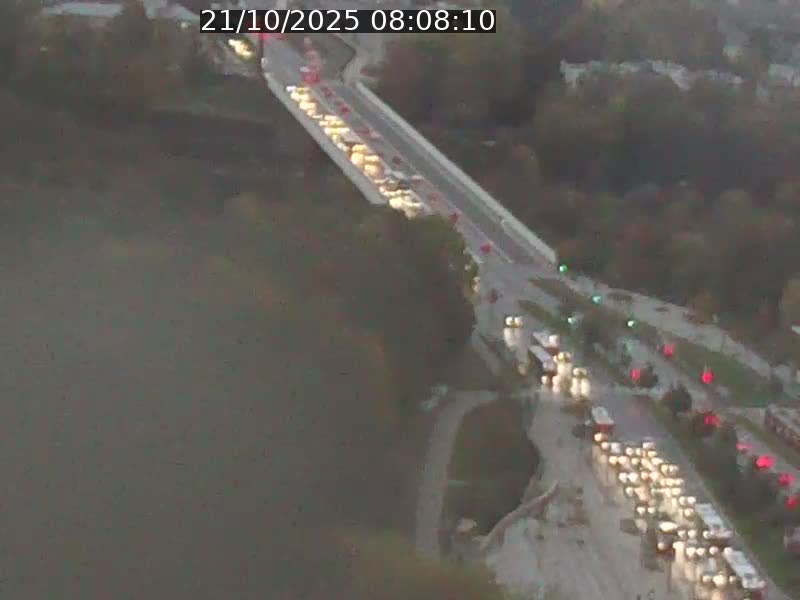 Webcam sur l'avenue John Fitzgerald Kennedy (N51) avec vue sur le Pont rouge (Pont Grande Duchesse Charlotte), l'arrêt Pfaffenthal et l'entrée du quartier Kirchberg