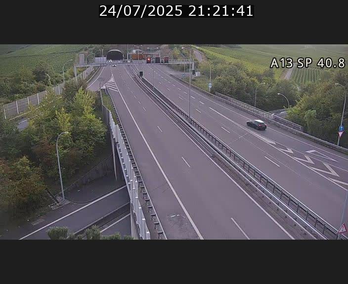 Webcam avec vue sur l'entrée côté allemand du tunnel Markusbierg à Schengen. Vue orientée vers le tunnel et Bettembourg