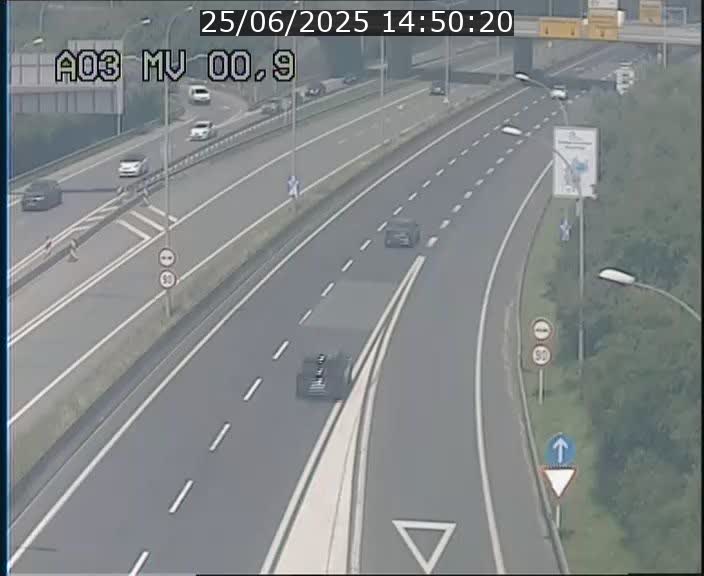 Traffic live webcam Luxembourg Croix de Gasperich - A3 - BK 0.4 - direction Luxembourg