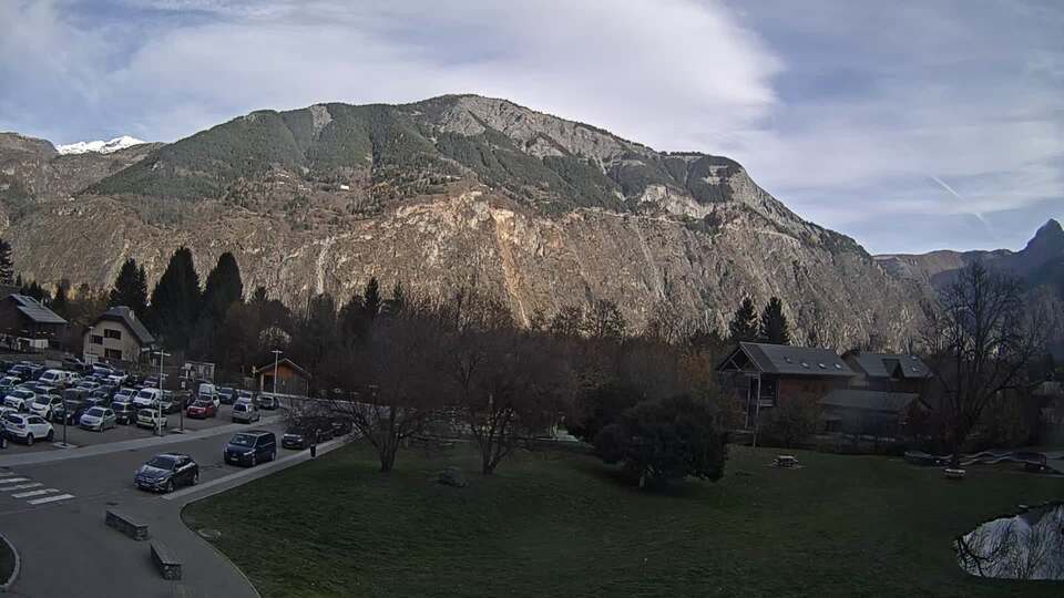 Webcam au niveau de la mairie du village du Bourg d'Oisans, aux pieds de l'Alpe d'Huez et aux portes du parc des Écrins