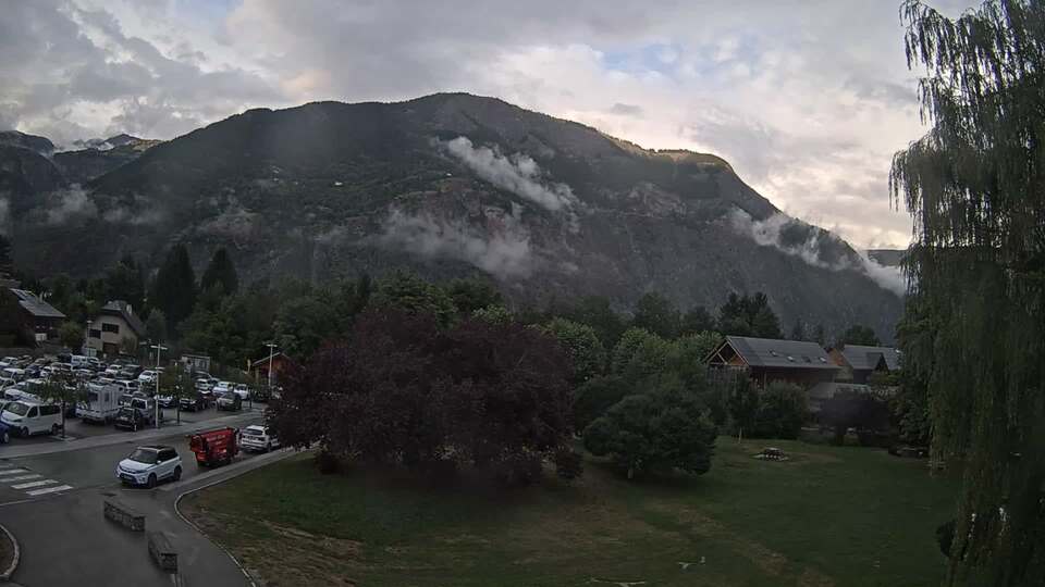Webcam au niveau de la mairie du village du Bourg d'Oisans, aux pieds de l'Alpe d'Huez et aux portes du parc des Écrins