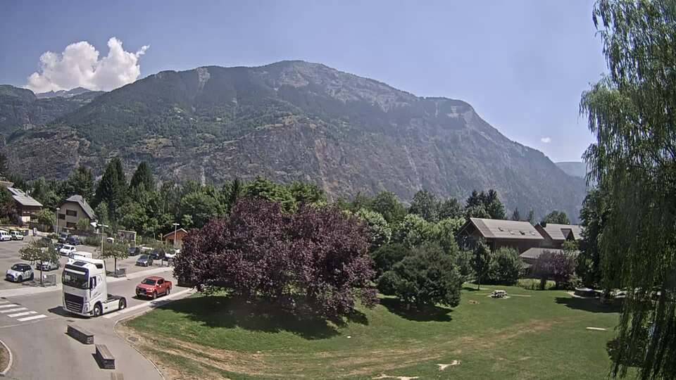 Webcam au niveau de la mairie du village du Bourg d'Oisans, aux pieds de l'Alpe d'Huez et aux portes du parc des Écrins