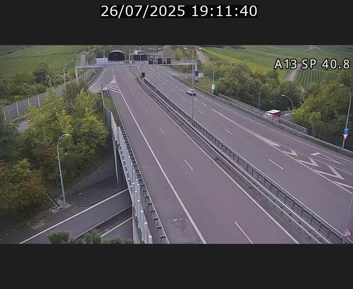 Webcam avec vue sur l'entrée côté allemand du tunnel Markusbierg à Schengen. Vue orientée vers le tunnel et Bettembourg