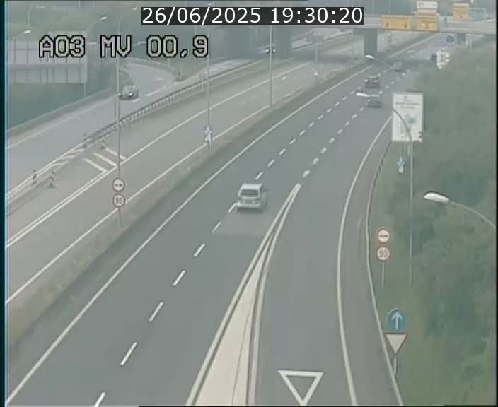 Traffic live webcam Luxembourg Croix de Gasperich - A3 - BK 0.4 - direction Luxembourg