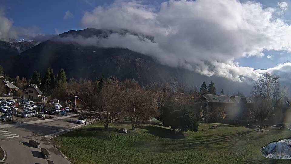 Webcam au niveau de la mairie du village du Bourg d'Oisans, aux pieds de l'Alpe d'Huez et aux portes du parc des Écrins