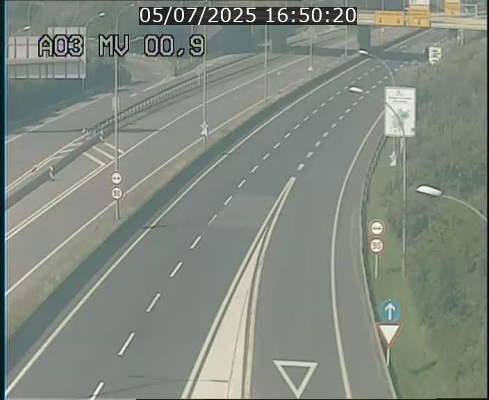 Traffic live webcam Luxembourg Croix de Gasperich - A3 - BK 0.4 - direction Luxembourg
