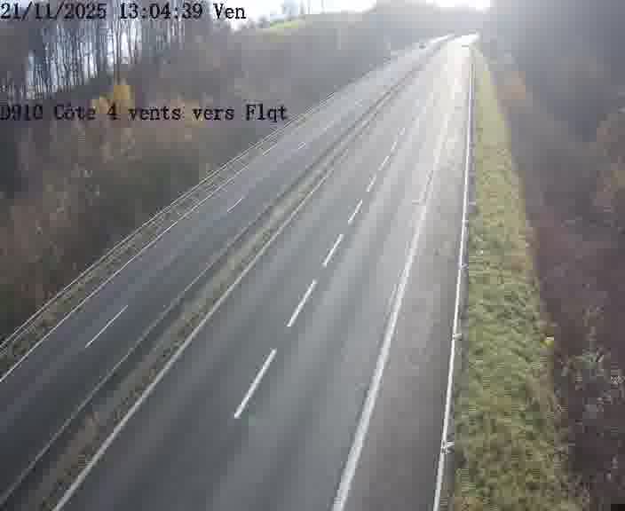 Webcam sur la D910 située dans la Côte des 4 vents. Vue orientée vers le haut de la côte, vers Faulquemont
